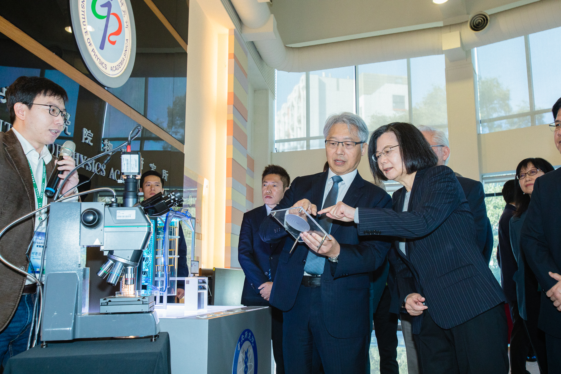 President Tsai Inspects Academia Sinicas Self-Developed 5-Qubit Superconducting Quantum Computer Model